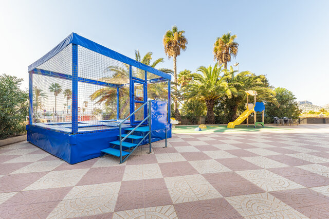 Imagen de los exteriores del Aparthotel Port Europa Hotel. Foto 8