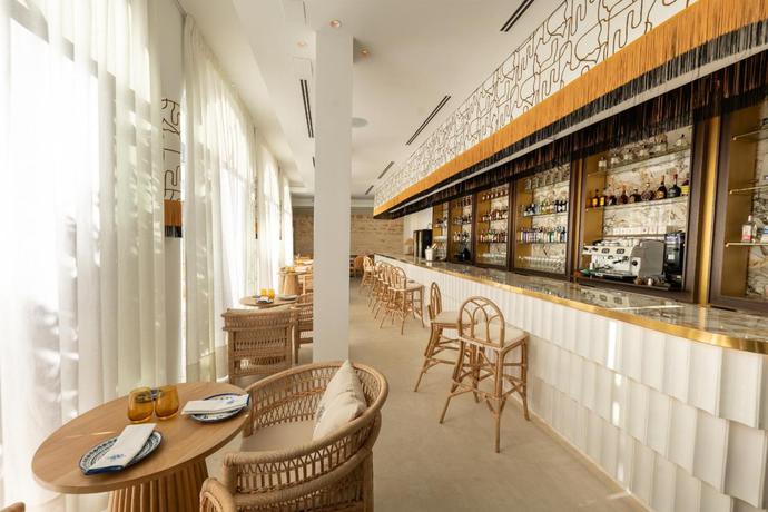 Imagen del bar/restaurante del Aparthotel Porter&iacute;a Santa Clara Boutique By Sojo. Foto 2