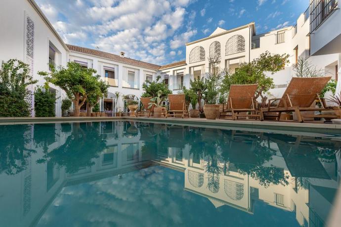 Imagen de la piscina del Aparthotel Porter&iacute;a Santa Clara Boutique By Sojo. Foto 13