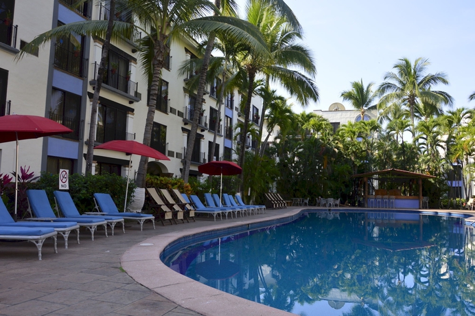 Imagen de la piscina del Aparthotel Puerto De Luna Pet Friendly and Family Suites Hotel. Foto 11