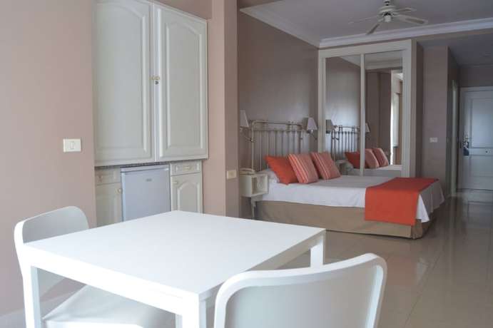 Imagen de la habitación del Aparthotel RF Astoria Solo Adultos. Foto 13