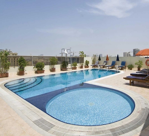 Imagen de la piscina del Aparthotel Ramee Hotel Apartments. Foto 5