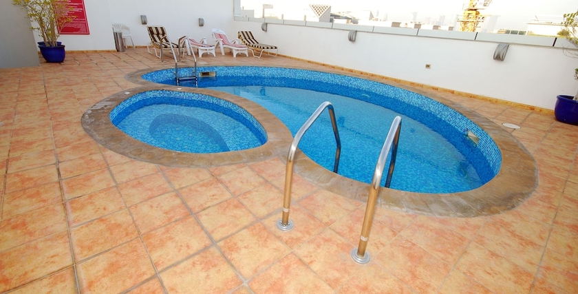 Imagen de la piscina del Aparthotel Ramee Royal Hotel Apartments. Foto 14