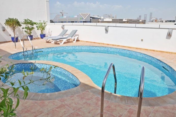 Imagen de la piscina del Aparthotel Ramee Royal Hotel Apartments. Foto 15
