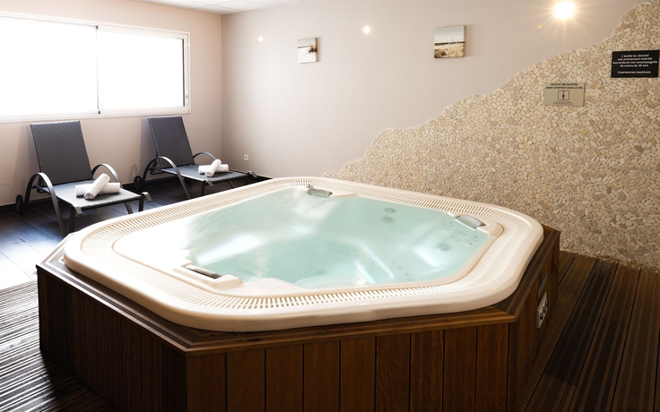 Imagen de la piscina del Aparthotel R&eacute;sidence Lagrange Vacances Les Patios Eug&eacute;nie. Foto 16