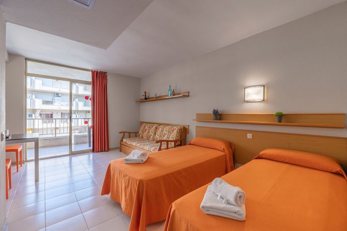 Imagen de la habitación del Aparthotel Rentalmar Salou Pacific. Foto 3