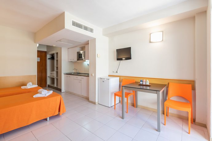 Imagen de la habitación del Aparthotel Rentalmar Salou Pacific. Foto 4