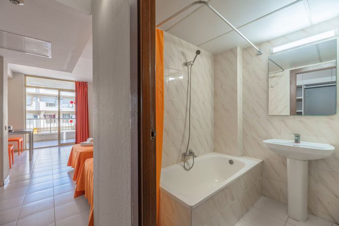 Imagen de la habitación del Aparthotel Rentalmar Salou Pacific. Foto 7