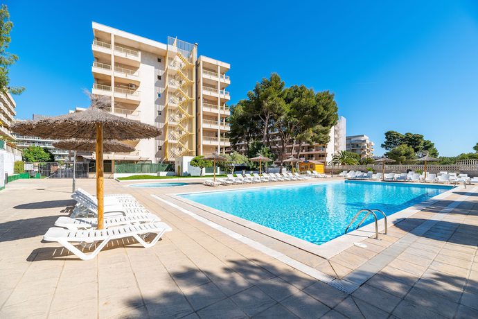 Imagen de la piscina del Aparthotel Rentalmar Salou Pacific. Foto 10