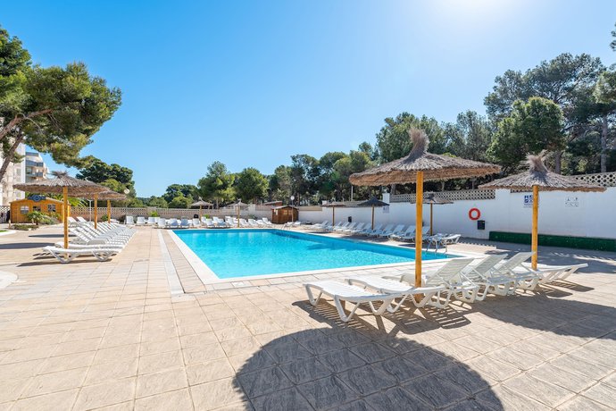 Imagen de la piscina del Aparthotel Rentalmar Salou Pacific. Foto 11