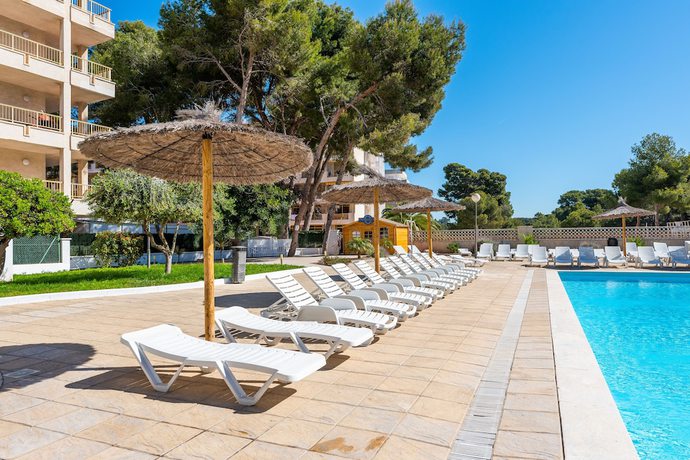 Imagen de la piscina del Aparthotel Rentalmar Salou Pacific. Foto 12