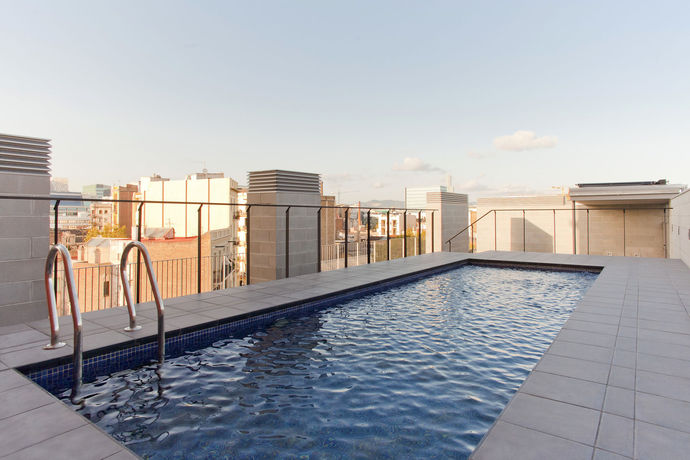 Imagen de la piscina del Aparthotel Rep&uacute;blica, POBLENOU. Foto 16