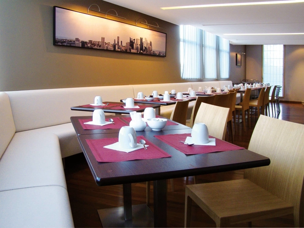 Imagen del bar/restaurante del Aparthotel Residhome Asnières. Foto 1