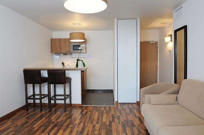 Imagen de los interiores del Aparthotel Residhome Asni&egrave;res. Foto 11