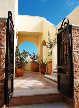 Imagen de los exteriores del Aparthotel Reverie Santorini. Foto 11