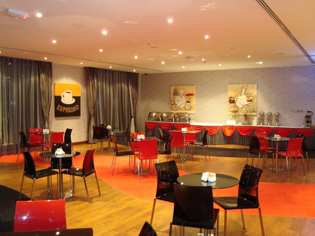 Imagen del bar/restaurante del Aparthotel Royal Ascot, Dubai. Foto 2