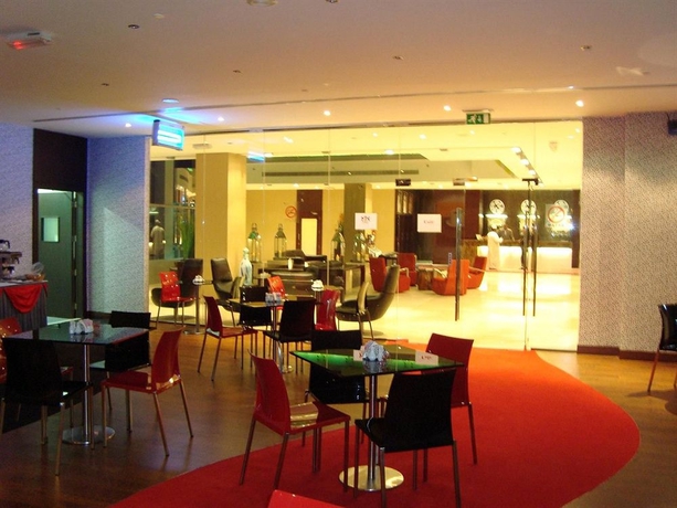 Imagen del bar/restaurante del Aparthotel Royal Ascot, Dubai. Foto 3