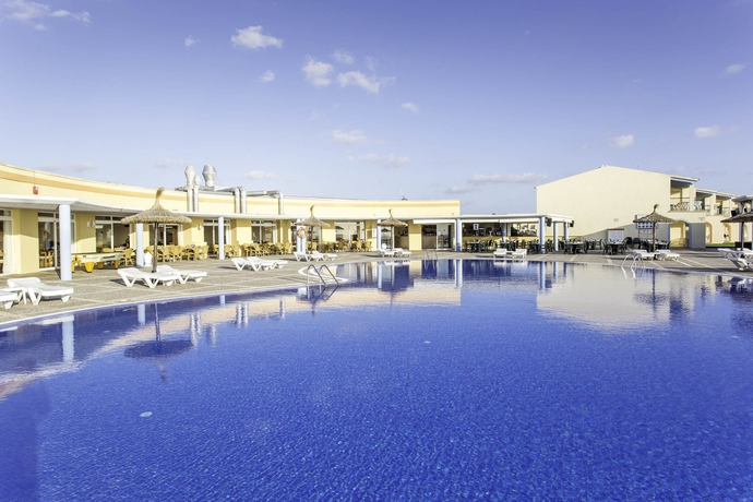 Imagen de la piscina del Aparthotel Rvhotels Sea Club Menorca. Foto 13
