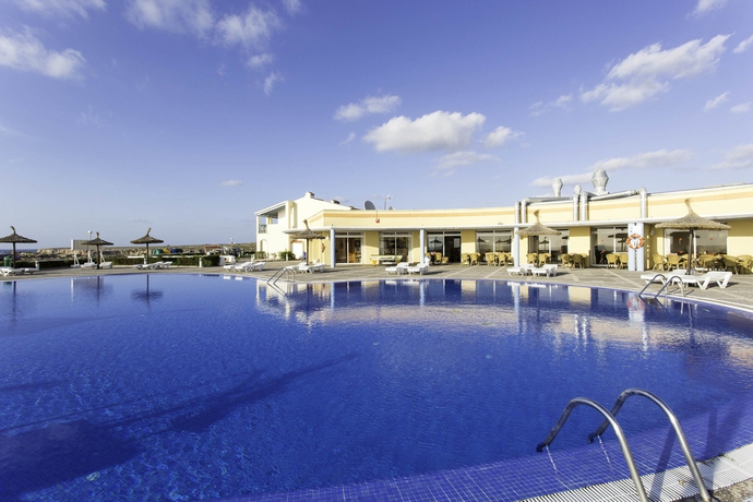 Imagen de la piscina del Aparthotel Rvhotels Sea Club Menorca. Foto 14