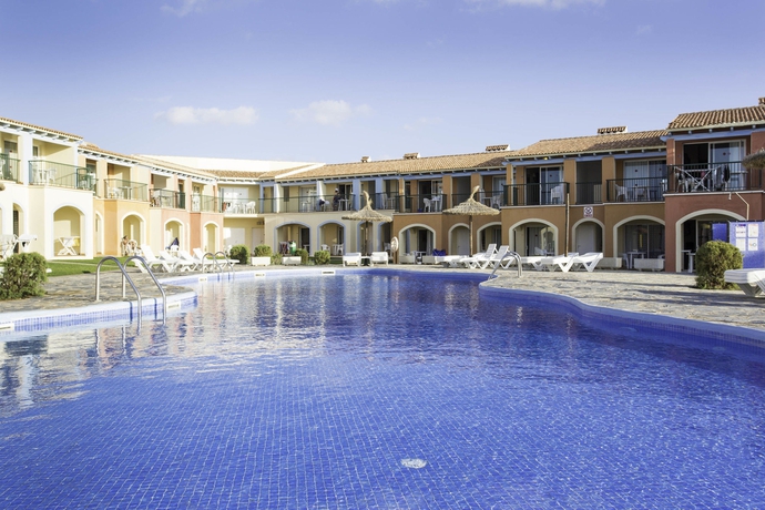 Imagen de la piscina del Aparthotel Rvhotels Sea Club Menorca. Foto 15