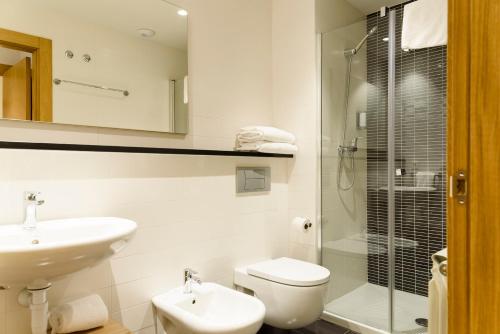 Imagen de la habitación del Aparthotel SALBURUA. Foto 7