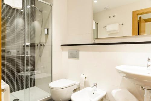 Imagen de la habitación del Aparthotel SALBURUA. Foto 12