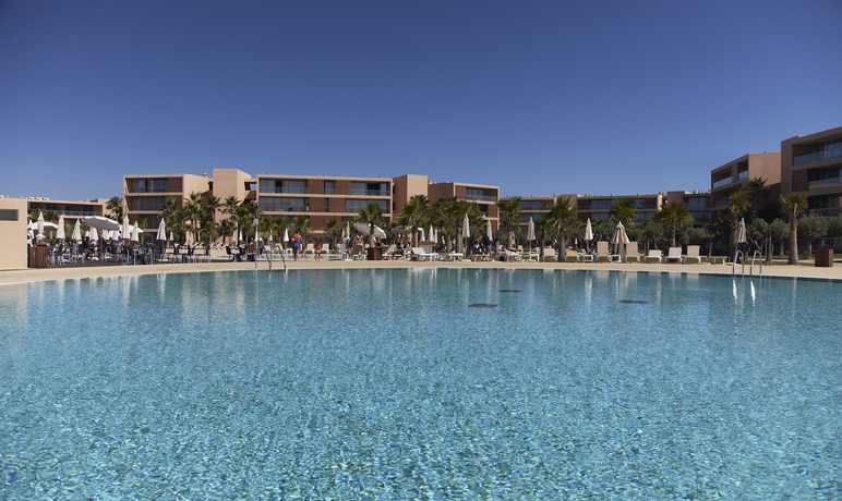 Imagen de la piscina del Aparthotel Salgados Vila das Lagoas. Foto 6