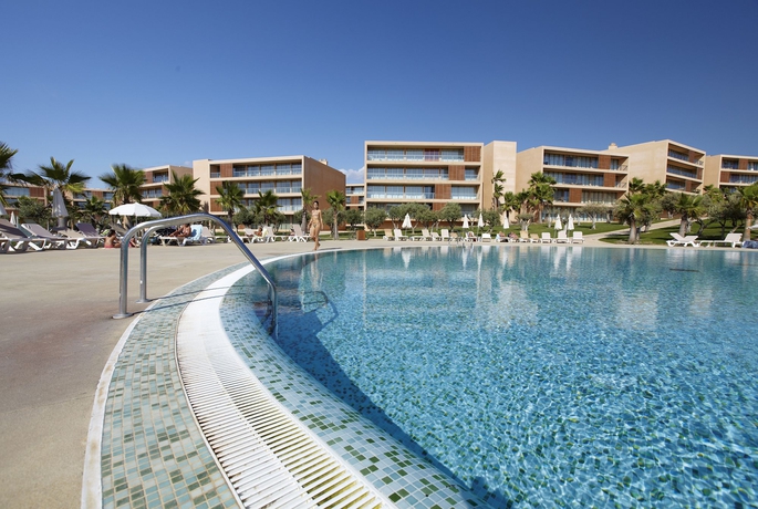 Imagen de la piscina del Aparthotel Salgados Vila das Lagoas. Foto 7
