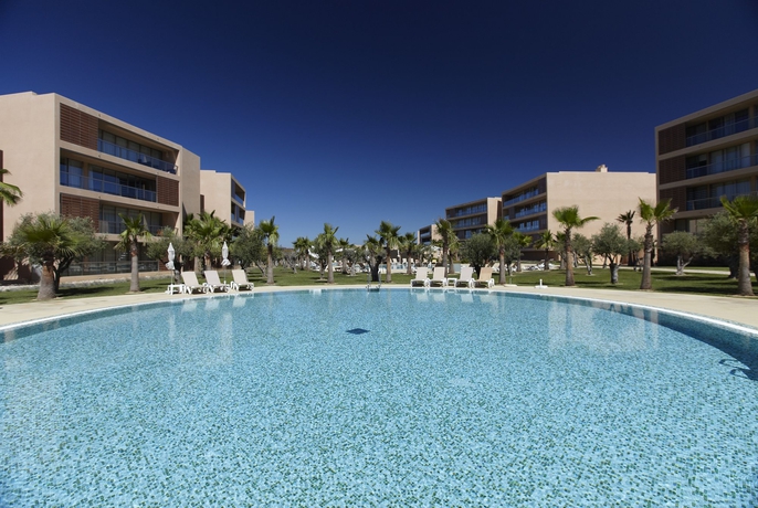 Imagen de la piscina del Aparthotel Salgados Vila das Lagoas. Foto 8