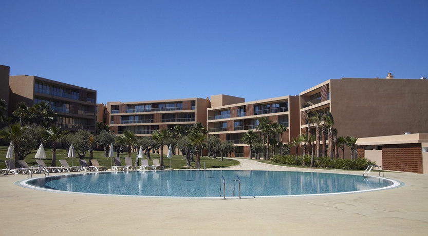 Imagen de la piscina del Aparthotel Salgados Vila das Lagoas. Foto 9