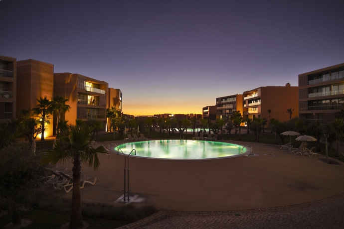 Imagen de la piscina del Aparthotel Salgados Vila das Lagoas. Foto 11