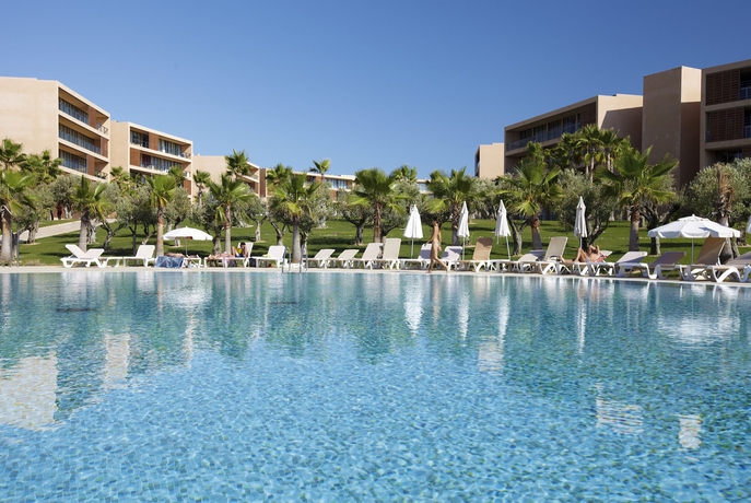 Imagen de la piscina del Aparthotel Salgados Vila das Lagoas. Foto 12