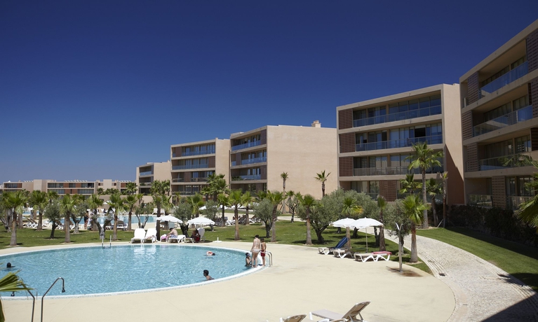 Imagen de la piscina del Aparthotel Salgados Vila das Lagoas. Foto 13