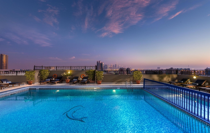 Imagen de la piscina del Aparthotel Savoy Central Hotel Apartments. Foto 11