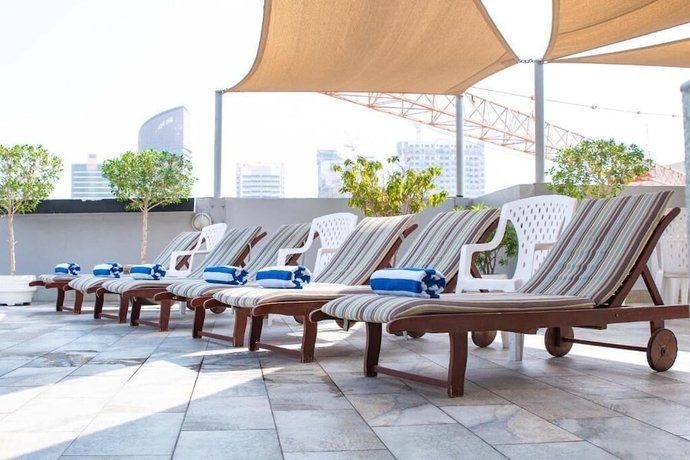 Imagen de la piscina del Aparthotel Savoy Suites Apartments. Foto 19