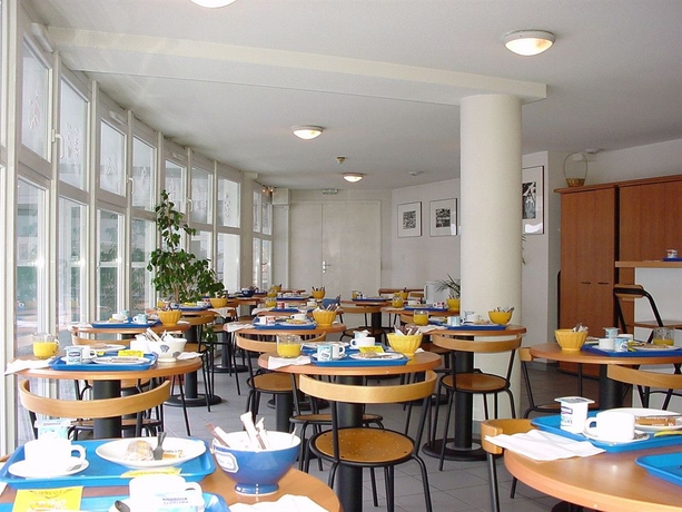 Imagen del bar/restaurante del Aparthotel S&eacute;jours and Affaires Poitiers Lamartine. Foto 2