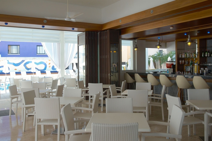 Imagen del bar/restaurante del Aparthotel Senator Adults Only. Foto 2
