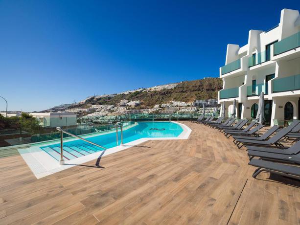 Imagen de la piscina del Aparthotel Servatur Do&ntilde;a Elvira. Foto 7