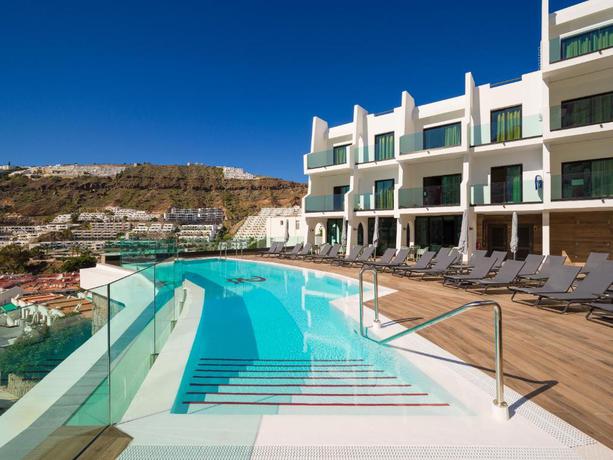 Imagen de la piscina del Aparthotel Servatur Do&ntilde;a Elvira. Foto 9
