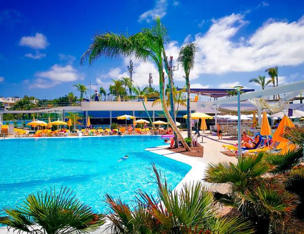 Imagen de la piscina del Aparthotel Servatur Riosol. Foto 16
