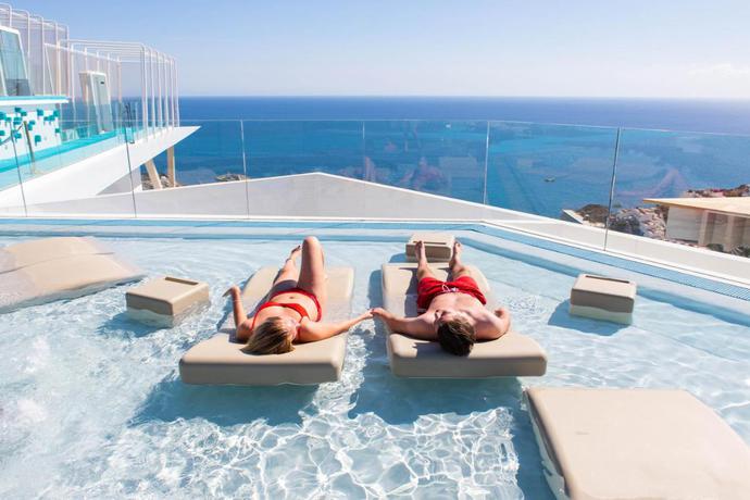 Imagen de la piscina del Aparthotel Servatur Riosol. Foto 20