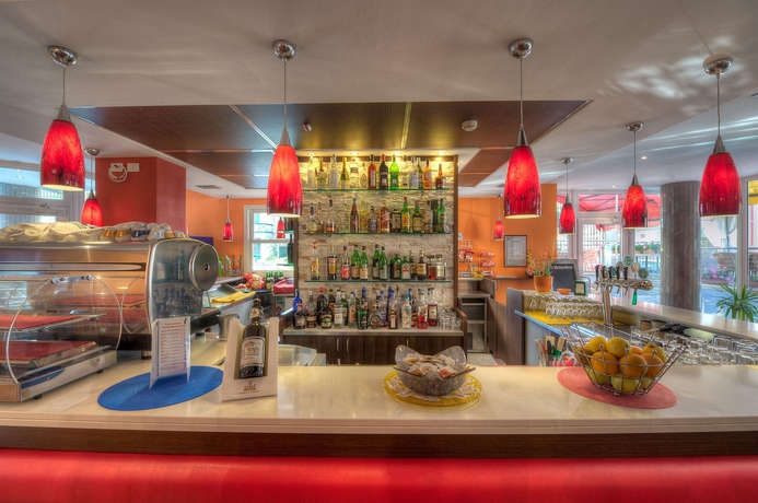 Imagen del bar/restaurante del Aparthotel Sheila. Foto 1