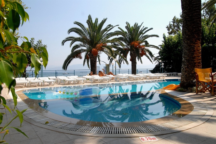 Imagen de la piscina del Aparthotel Sirocco Hotel. Foto 15