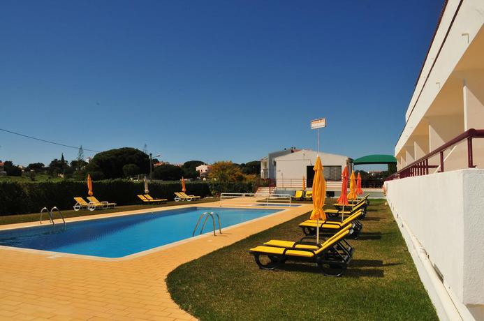 Imagen de la piscina del Aparthotel Solgarve Apartamentos Tur&iacute;sticos. Foto 11