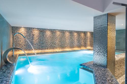 Imagen de la piscina del Aparthotel Spa del Palacete. Foto 5
