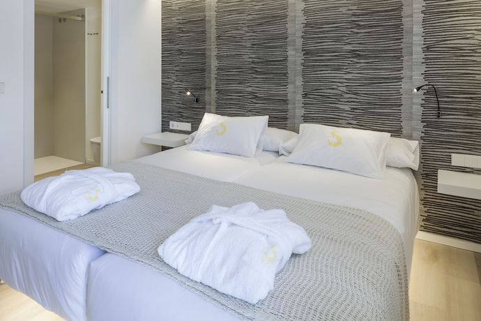 Imagen de la habitación del Aparthotel Sud Ibiza Suites. Foto 5