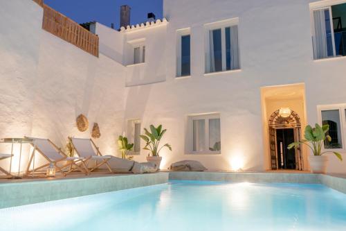 Imagen de la piscina del Aparthotel Suites Alfonso X. Foto 13