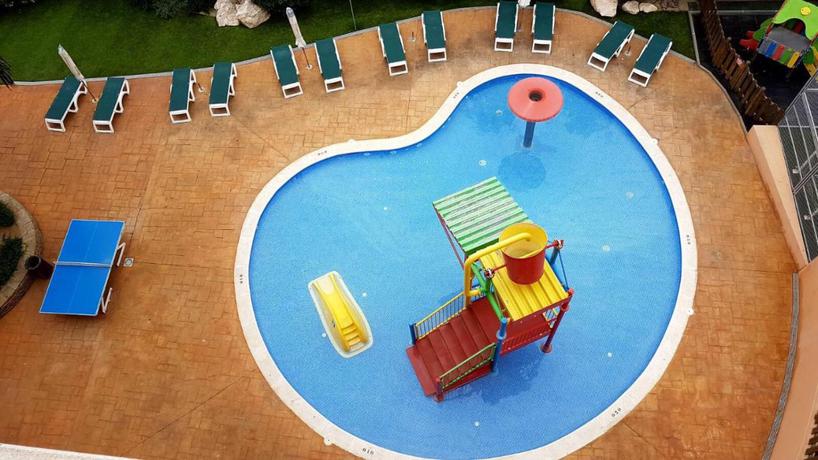 Imagen de la piscina del Aparthotel Sunclub Salou. Foto 6