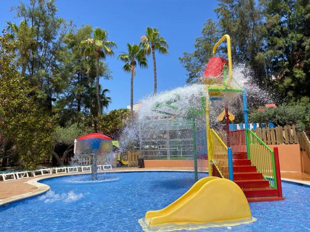 Imagen de la piscina del Aparthotel Sunclub Salou. Foto 8