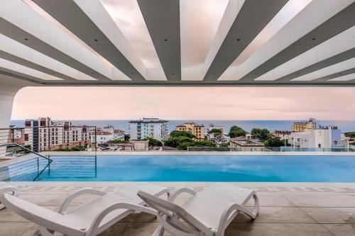 Imagen de la piscina del Aparthotel Sunrise Palace, Lido Di Jesolo. Foto 18